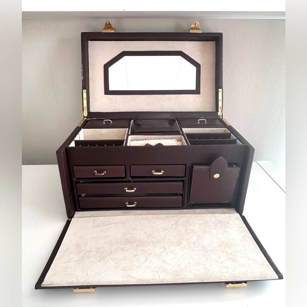 Leather Embossed Vintage Jewelry Case with Multiple Compartments and Travel Case